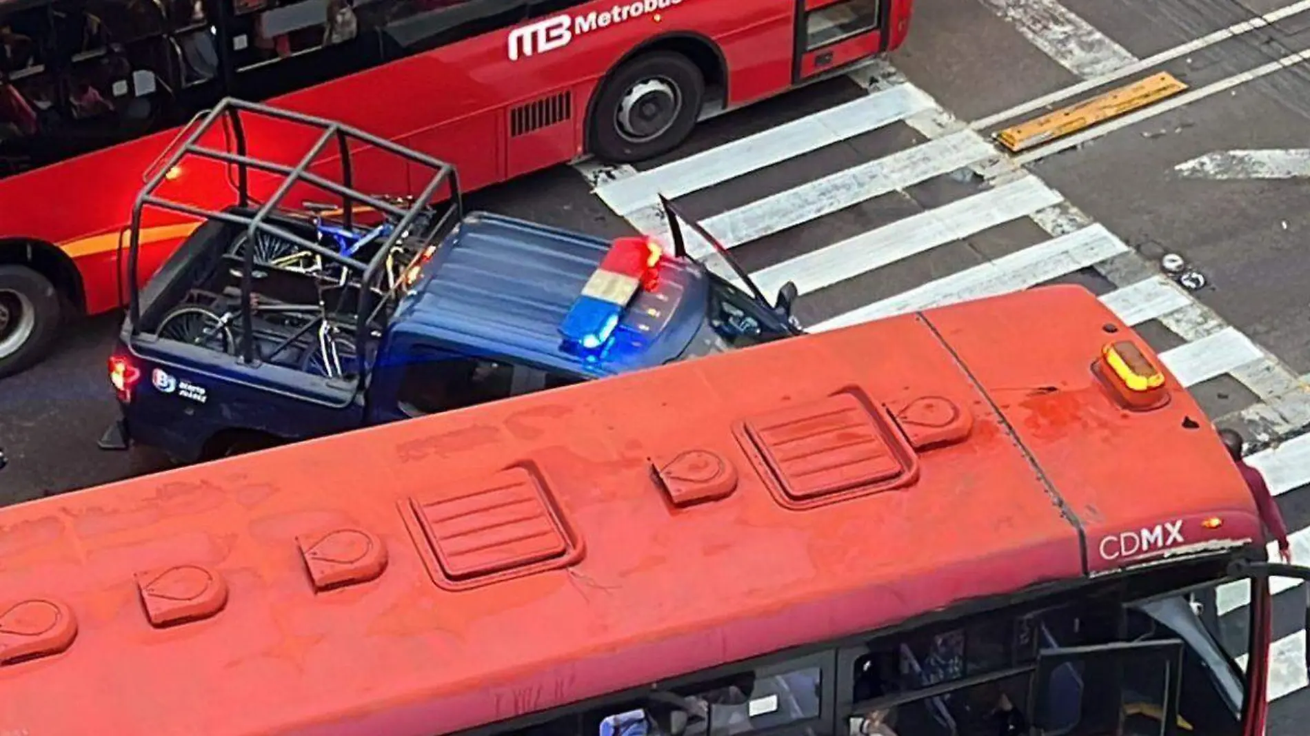 Patrulla choca con unidad de Metrobús